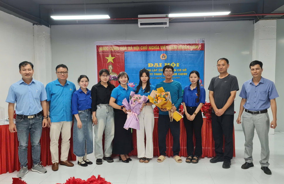 잘라이성 노동총연맹 지도부가 베트남 캐리 유한회사 노동조합 집행위원회에 꽃을 전달하고 있습니다. 사진: 안 응우옌