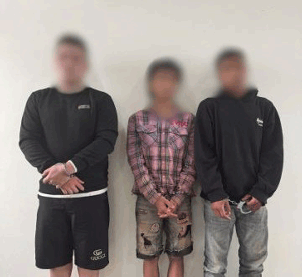 Ba đối tượng bị công an phát hiện, bắt quả tang về hành vi mua bán, tàng trữ trái phép chất ma tuý. Ảnh: Công an 