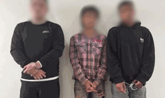 Ba đối tượng bị công an phát hiện, bắt quả tang về hành vi mua bán, tàng trữ trái phép chất ma tuý. Ảnh: Công an