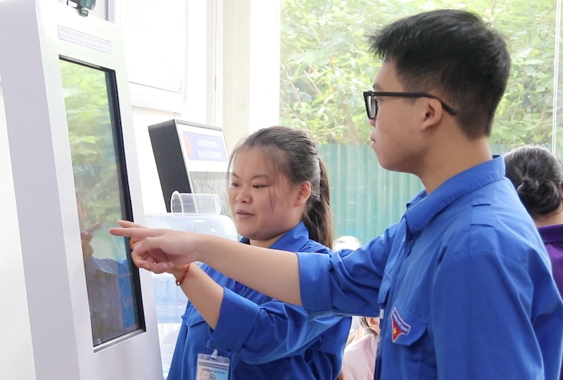 La Union de Jovenes va por todos los callejones llama a cada casa apoyando a la gente para que cambie de numero. Foto: Nguyen Linh