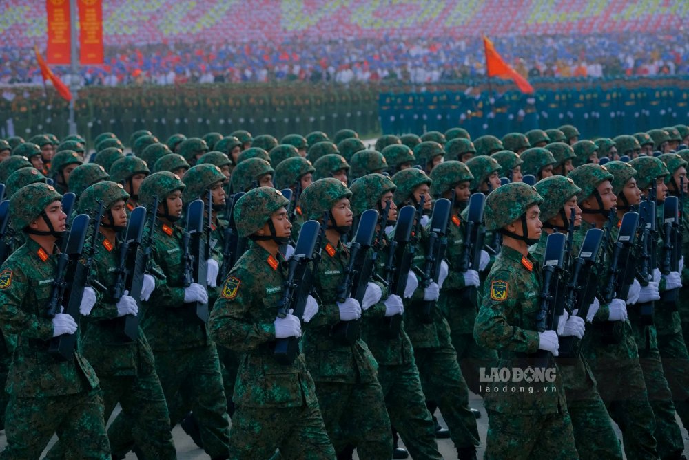 간부 군인 병사들이 브라 퍼레이드 행진 후 부대로 다시 행군했습니다. 사진은 9월 2일 브라 퍼레이드 행진에 참가한 전자전 전사 그룹입니다. 사진: 뚜언 안