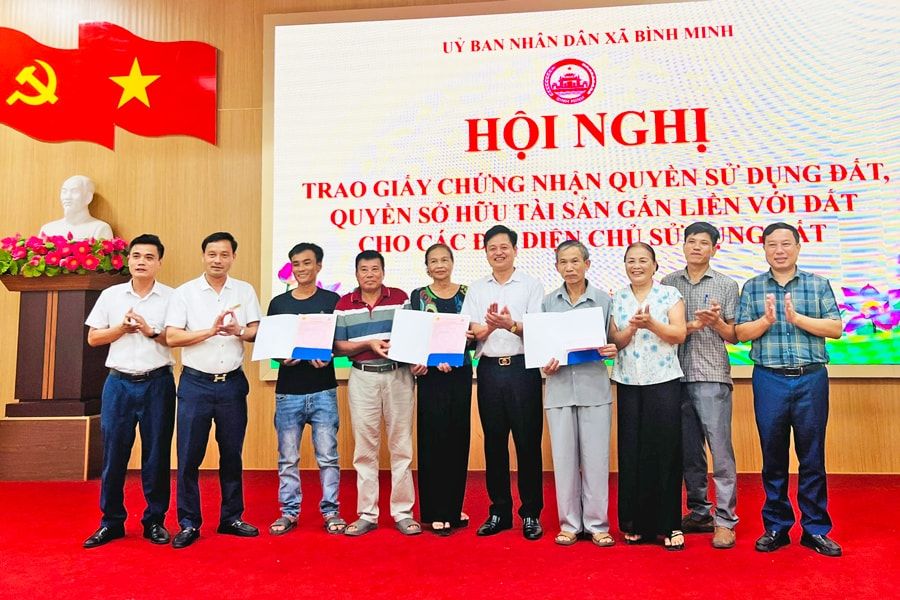 Cac ho dan tai xa Binh Minh nhan giay chung nhan quyen su dung dat, quyen so huu tai san gan lien voi dat. Anh: Thu Hang