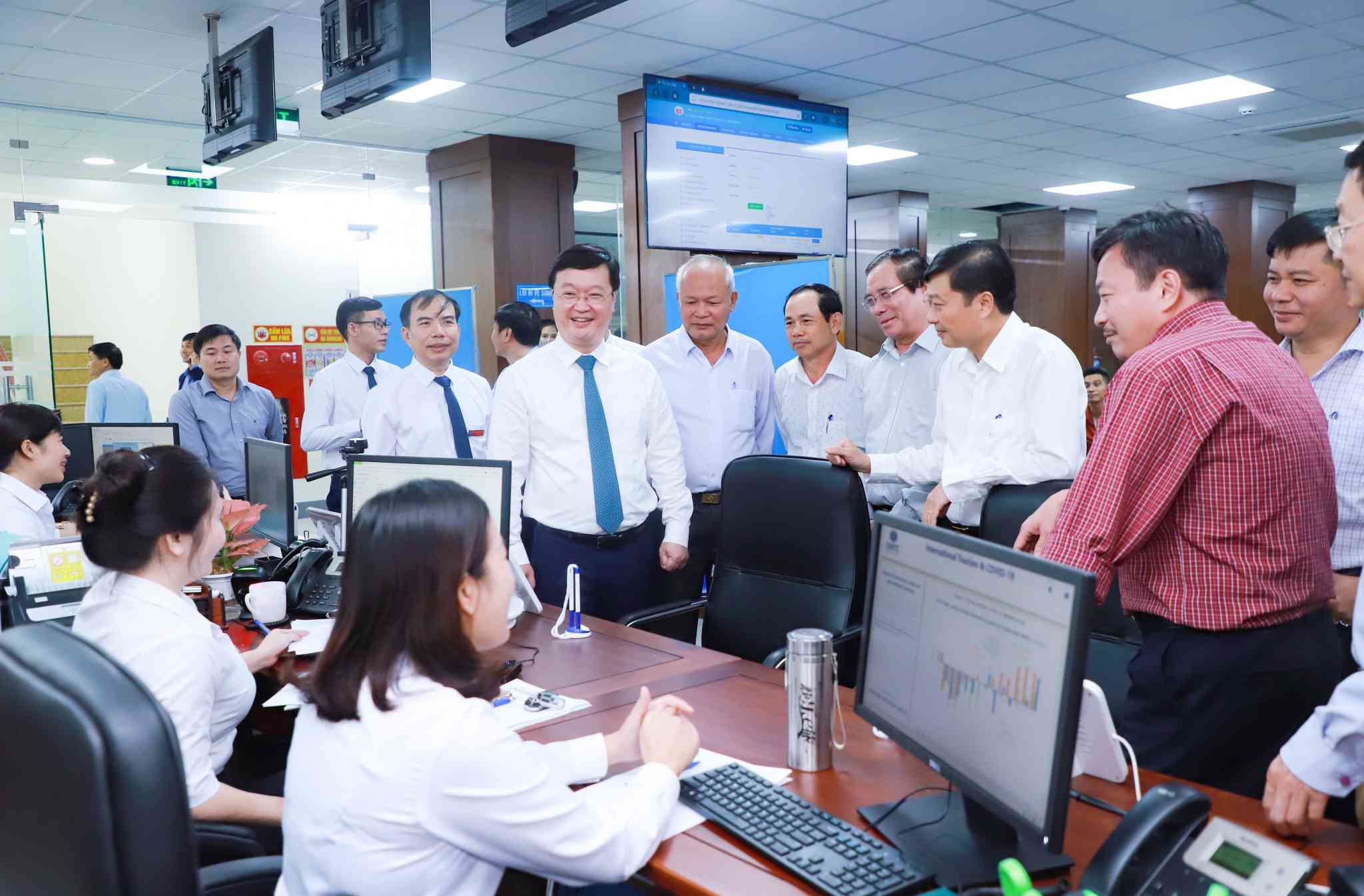 응에안성 지도자들이 성 공공 행정 서비스 센터를 방문합니다. 사진: Thanh Duy