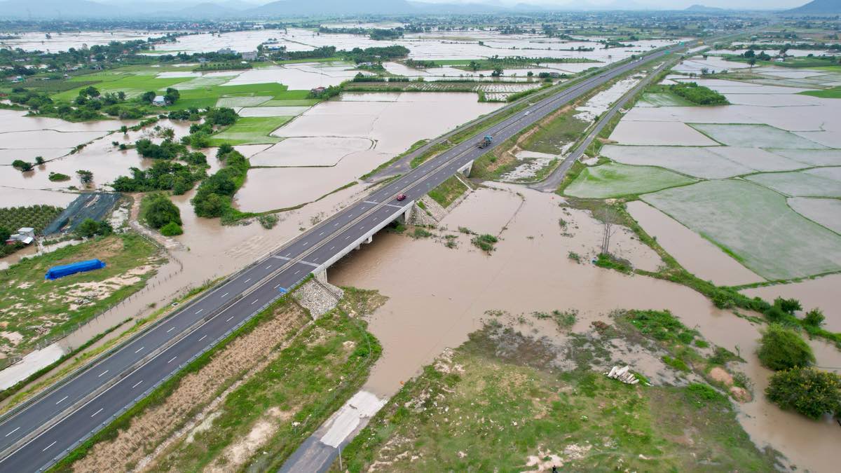 Duong gom va ham chui dan sinh bi ngap nuoc o doc km212 cao toc Vinh Hao - Phan Thiet. Anh: Duy Tuan
