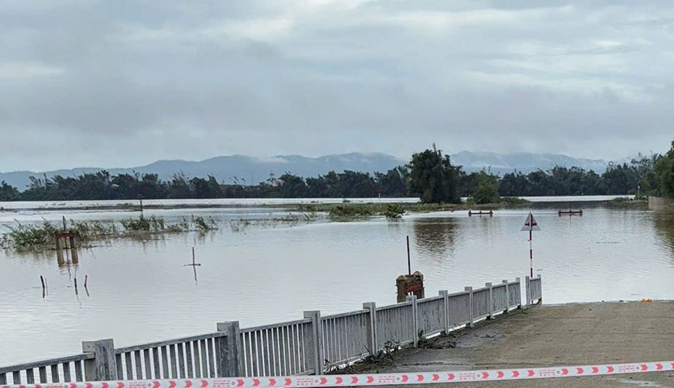 Duc Minh xaの地域で、溺死の疑いのある男性の遺体が発見されました。写真:Minh Duc.