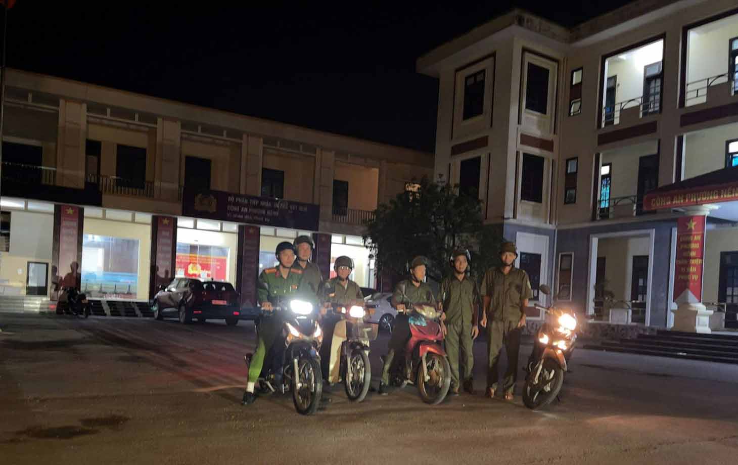 Les forces de police du quartier de Nenh (Bac Ninh) patrouillent la nuit pour maintenir la securite et l'ordre. Photo : Dinh Duy