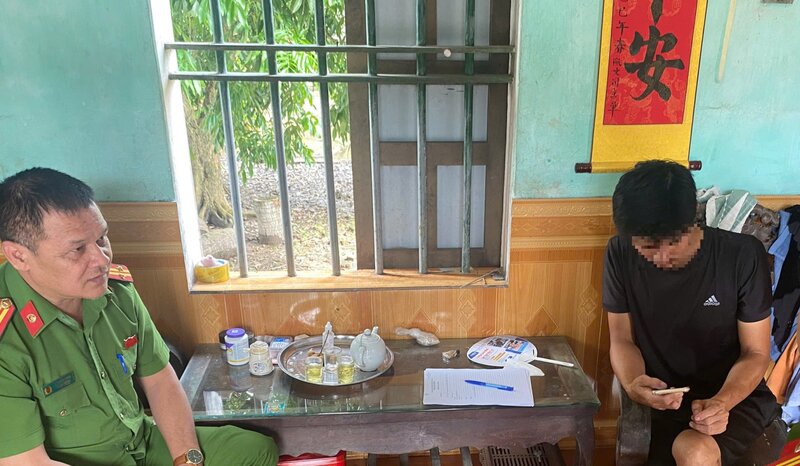 Công an xã làm việc với anh N.V.K. Ảnh: Công an Hưng Yên
