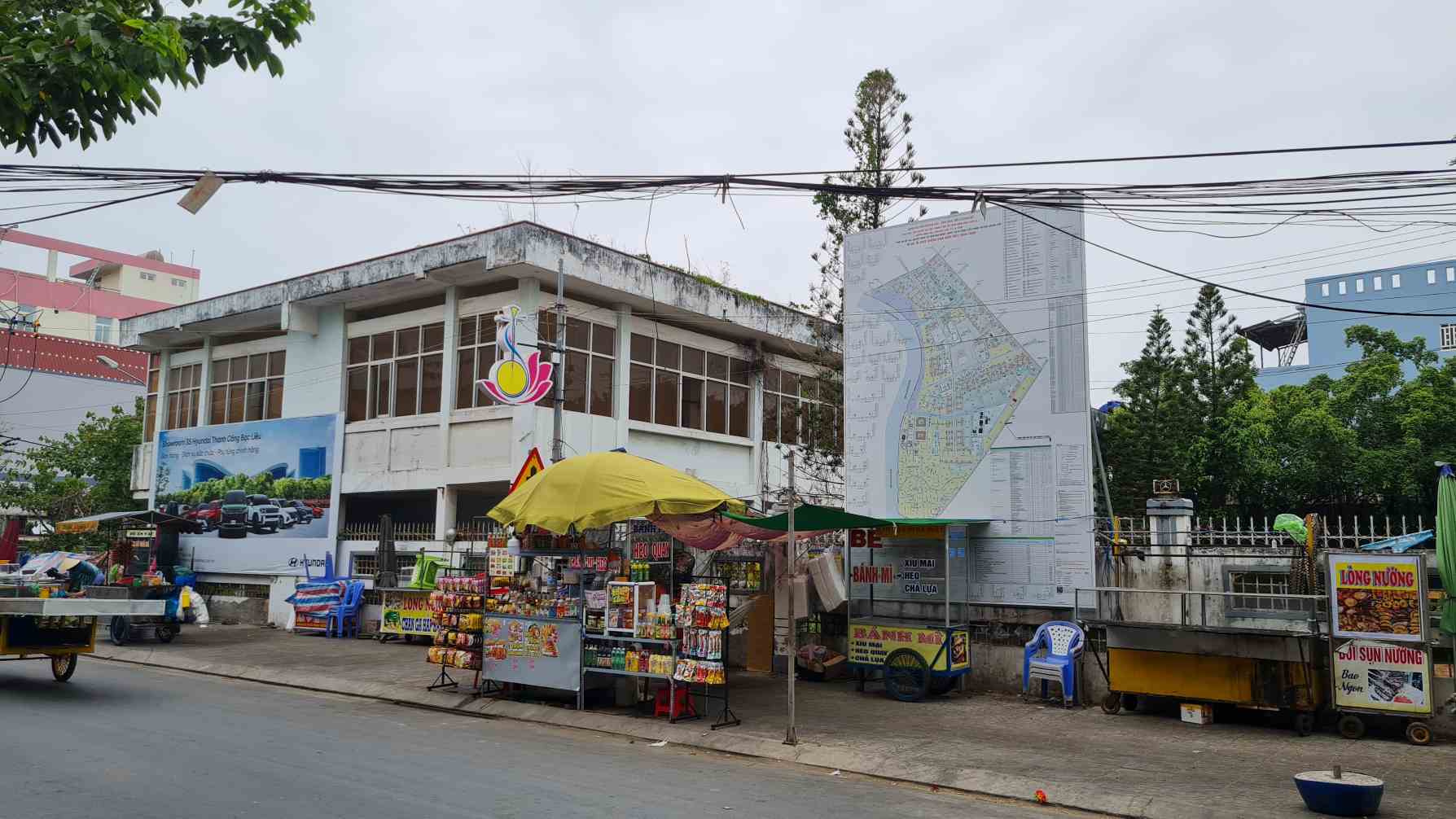 The headquarters of the Dong Hai District Party Committee (old), in Ganh Hao ward, Ca Mau province, has been abandoned for many years. Photo: Nhat Ho
