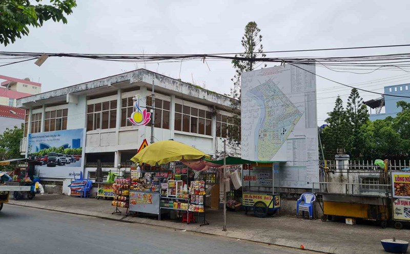 The headquarters of the Dong Hai District Party Committee (old), in Ganh Hao ward, Ca Mau province, has been abandoned for many years. Photo: Nhat Ho