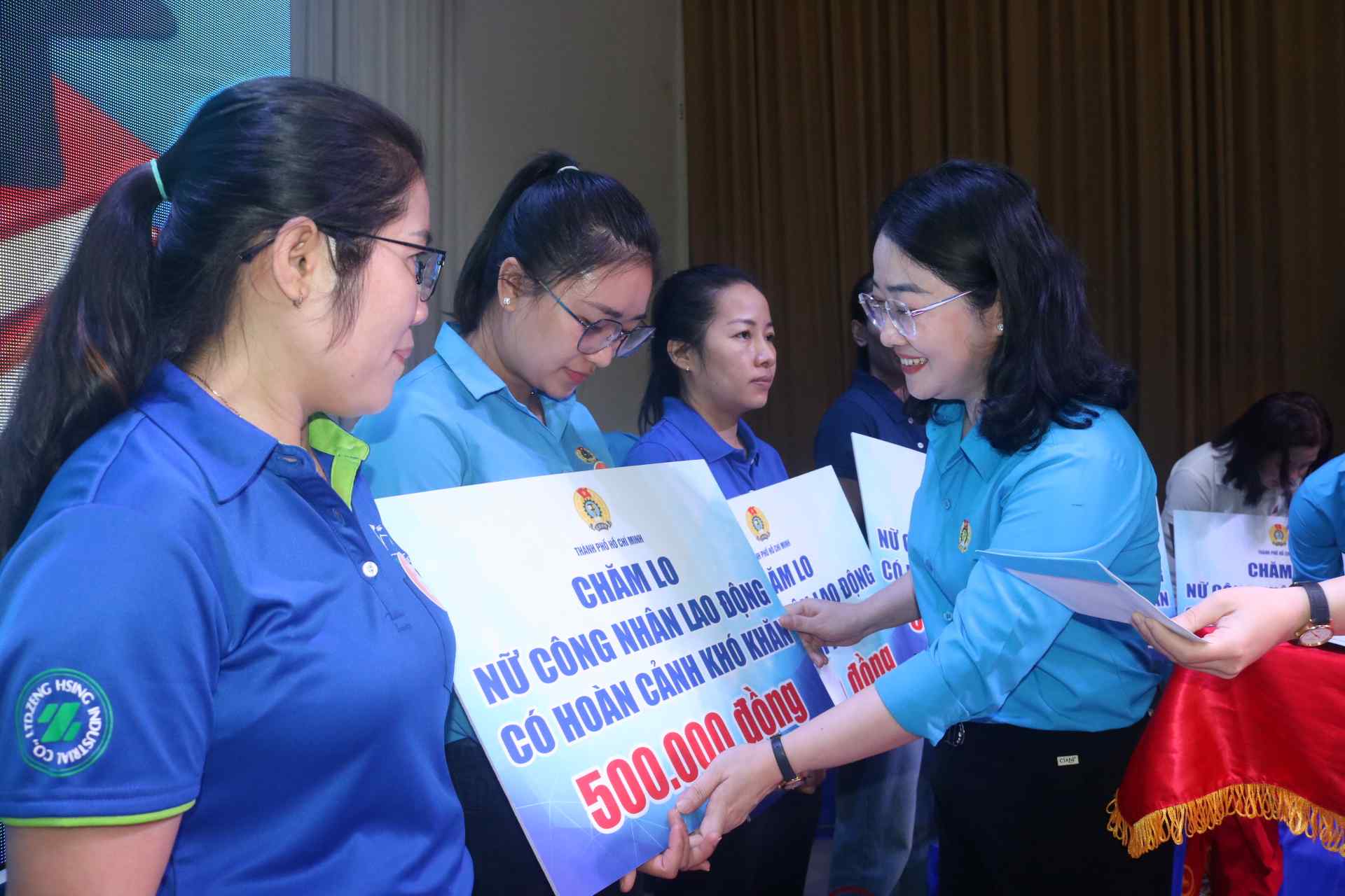 Nguyen Kim Loan 호치민시 노동총연맹 부위원장이 어려운 노동자들에게 지원 선물을 전달하고 있습니다. 사진: Dinh Trong