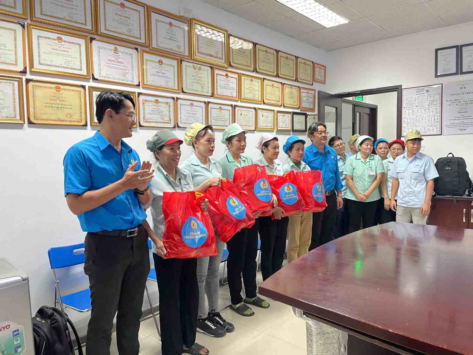 Cong doan xa, phuong dang phoi hop voi CDCS de cham lo cho nguoi lao dong. Anh: Dinh Trong