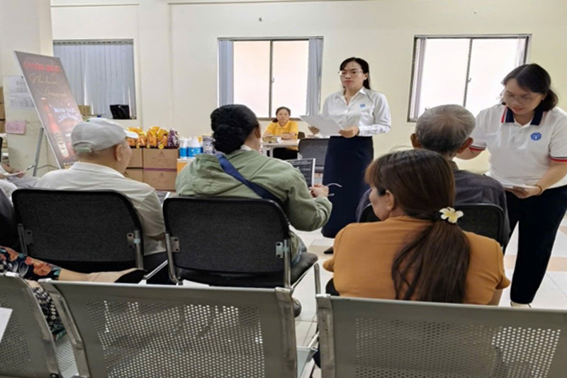 롱호아 기초 사회 보험 간부가 개인 계좌를 통한 연금 수령의 이점을 홍보하고 있습니다. 사진: 떠이닌 사회 보험