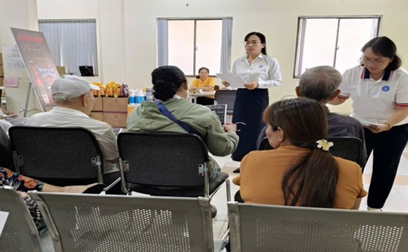 Long Hoa Social Insurance officers are propagating and mobilizing the benefits of receiving pensions through personal accounts. Photo: Tay Ninh Social Insurance