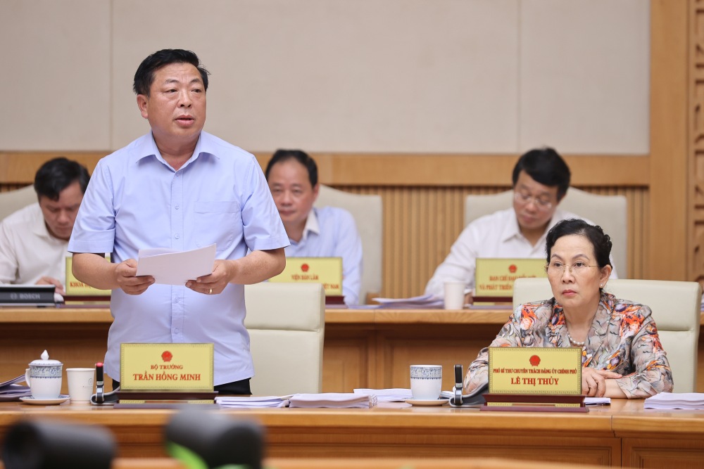 Minister of Construction Tran Hong Minh said that real estate prices have increased but there are actually few buyers. Photo: VGP
