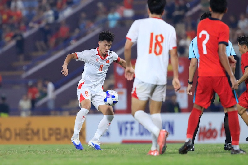 U23 Viet Nam gia tang suc ep ve phia khung thanh U23 Singapore. Anh: Minh Dan