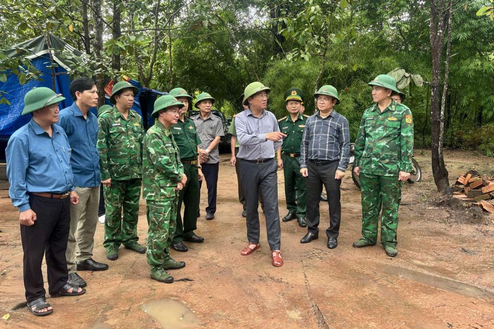 Chủ tịch UBND tỉnh Gia Lai Phạm Anh Tuấn thăm chốt số 8 - Đồn Biên phòng Cửa khẩu quốc tế Lệ Thanh. Ảnh: Ngọc Minh