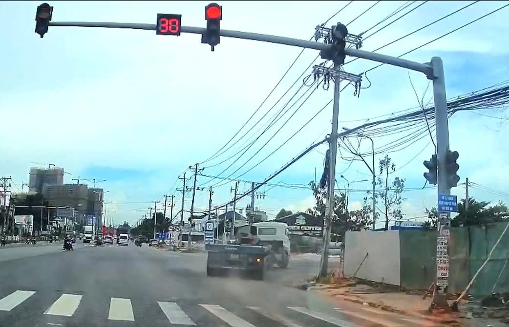 Xe tai dau keo chay sai lan vuot den do khien nguoi dan ngo ngang. Anh cat tu video ban doc cung cap