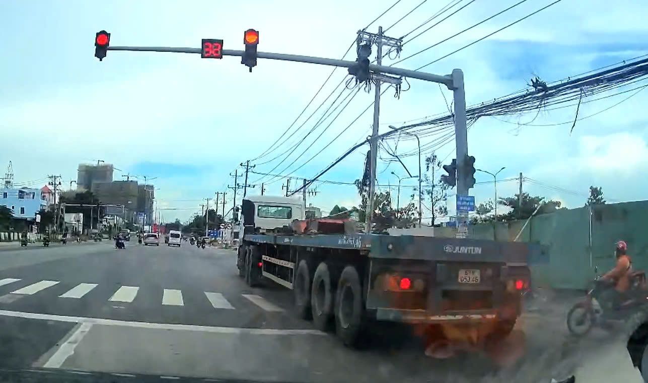 トラック、牽引車が国道13号線で車線を間違え、赤信号を無視。読者提供のビデオから抜粋。