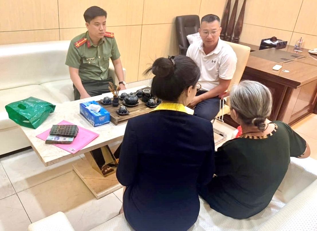 Cán bộ Phòng An ninh kinh tế và Phòng An ninh mạng và Phòng chống tội phạm sử dụng công nghệ cao có mặt tại ngân hàng để ngăn chặn bà V chuyển tiền cho đối tượng lừa đảo. Ảnh: Công an tỉnh Đồng Nai