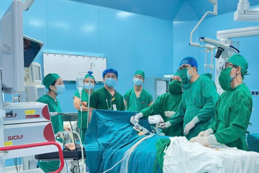 Scene of the first endoscopic surgery in Con Dao. Photo: QDY Medical Center
