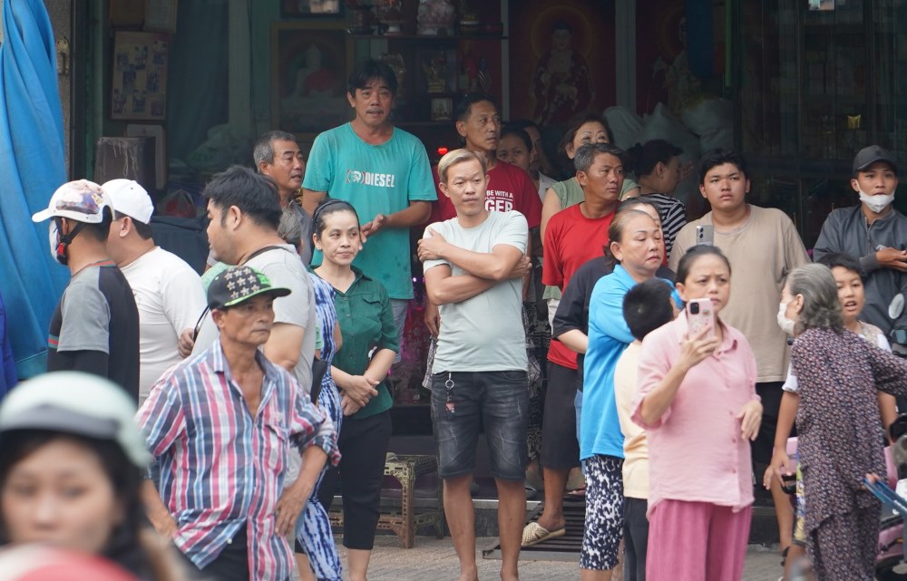 Nguoi dan dung ben duong buc xuc chung kien canh thanh nien gianh giat, ho het gay nao loan khu vuc. Ảnh: Anh Tu