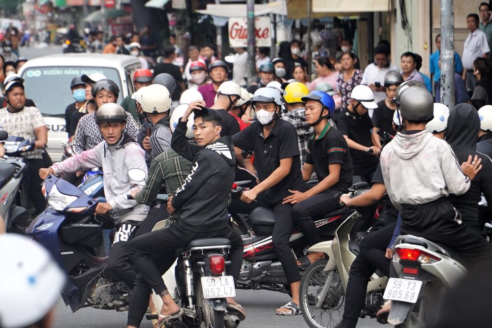 Dong nguoi dan do ve tap trung tai vong xoay nam ngon den tu trua de cho “giat co hon”. Ảnh: Anh Tu