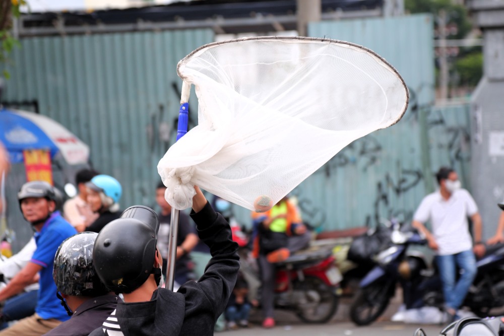 Nhieu thanh nien mang theo “do nghe” nhu vot, mam nhua de hung tien, do cung. Ảnh: Anh Tu