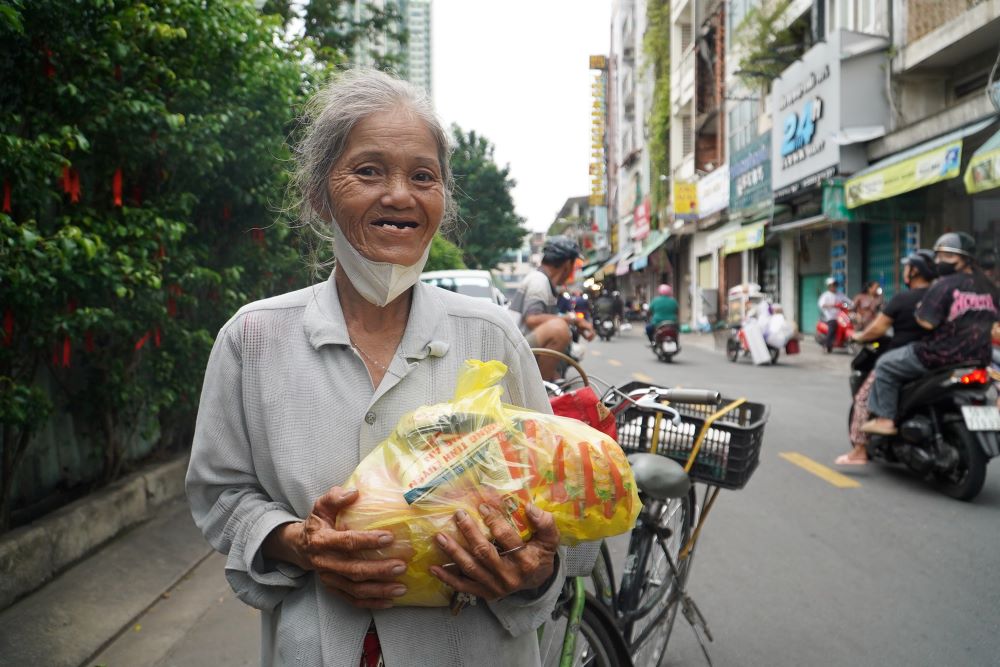 Cac phan qua duoc gui den nhung nguoi dan kho khan quanh khu vuc. Ảnh: Anh Tu