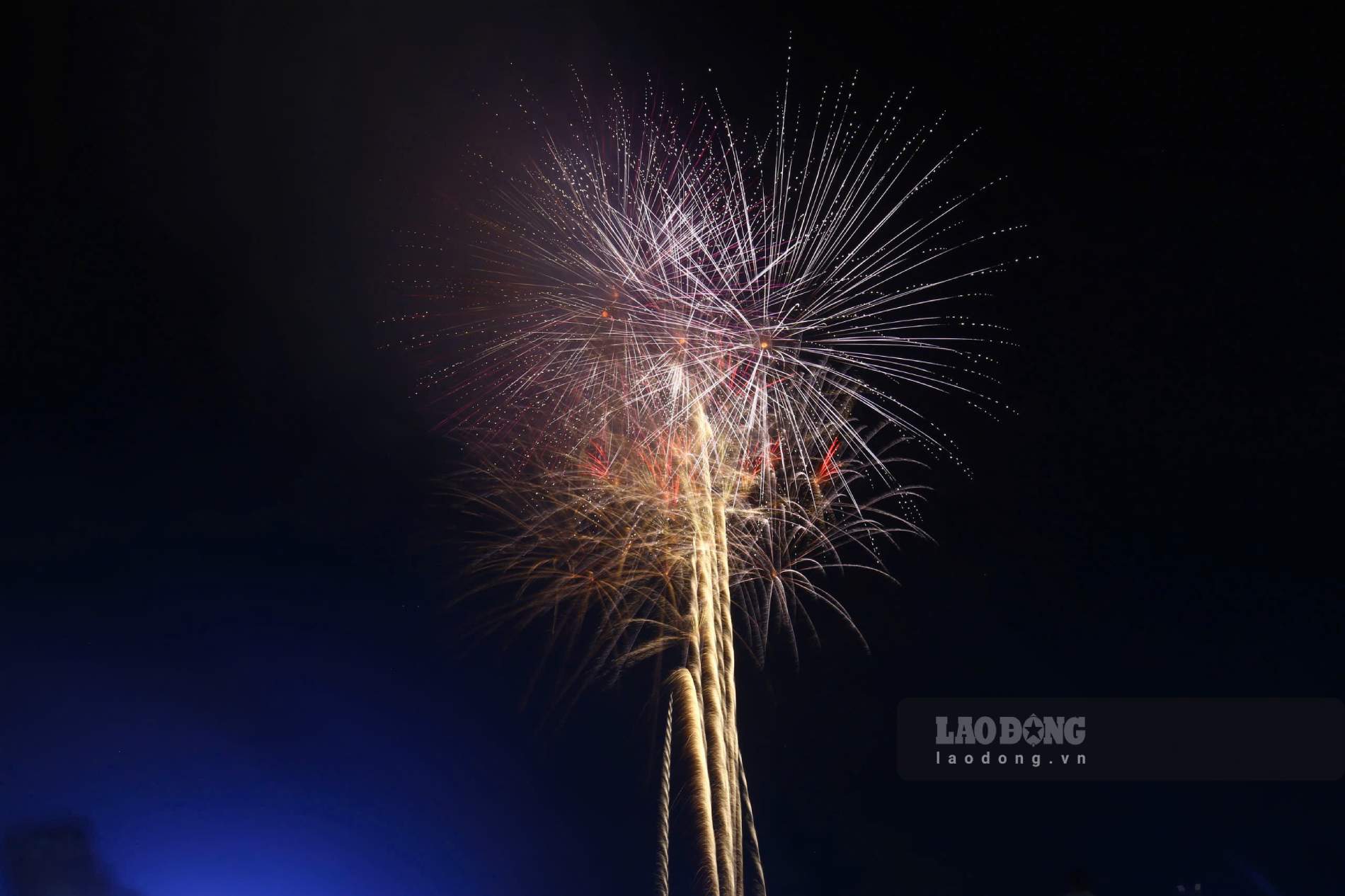 Los fuegos artificiales brillan en el cielo de Hanoi celebrando el Dia Nacional 2 de septiembre Foto: Hoang Xuyen
