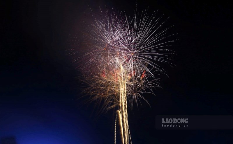 Fireworks are brilliant in the sky of Hanoi to celebrate National Day September 2. Photo: Hoang Xuyen
