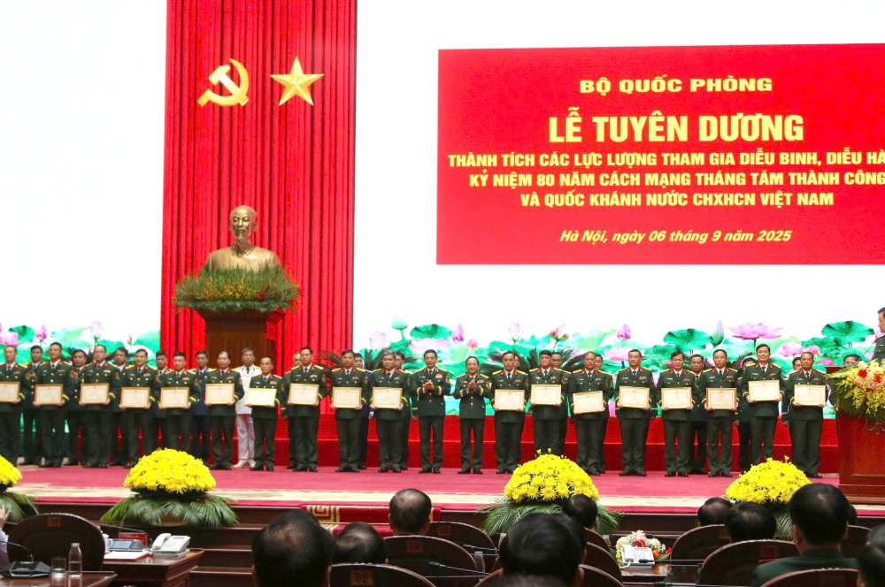 Bo truong Quoc phong, Dai tuong Phan Van Giang va Dai tuong Trinh Van Quyet - Chu nhiem Tong cuc Chinh tri QDND Viet Nam trao thuong cho cac ca nhan, tap the.