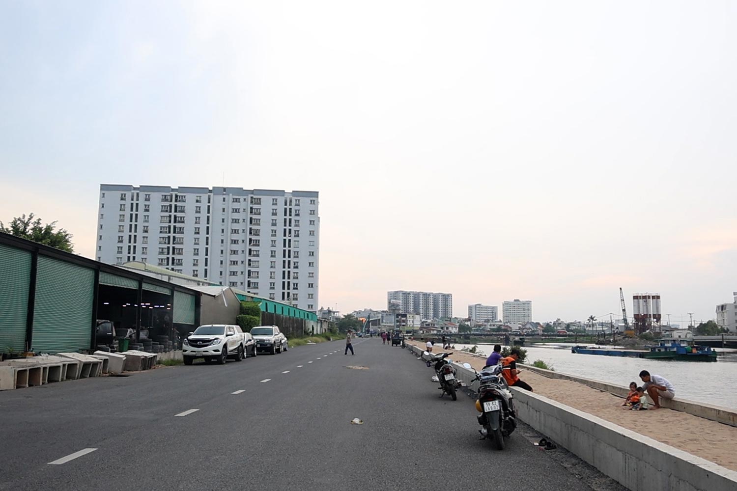 Mot doan duong ven kenh Tham Luong duoc thong xe, tro thanh diem thu gian, tap the duc cua nguoi dan TPHCM. Anh: Quynh Anh