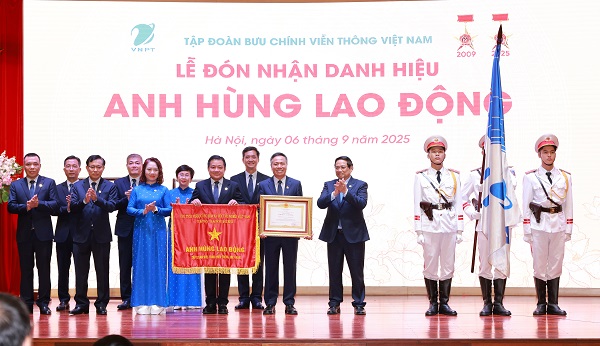 Au nom des dirigeants du Parti et de l'Etat le Premier ministre Pham Minh Chinh a remis le titre de Heros du travail au groupe VNPT. Photo : VNPT