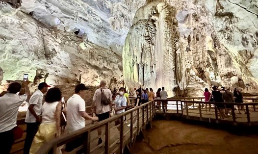 Du khách tham quan động Phong Nha. Ảnh: Công Sáng