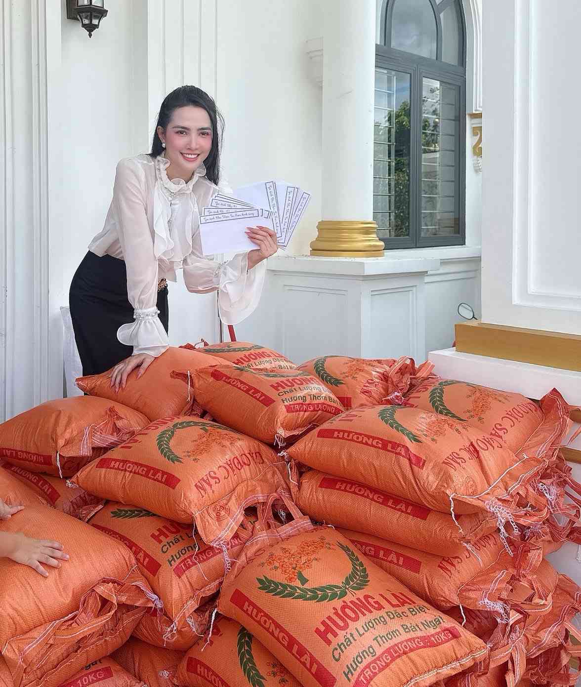 Phan Thi Mo chuan bi qua trao cho ba con. Anh: Nhan vat cung cap.