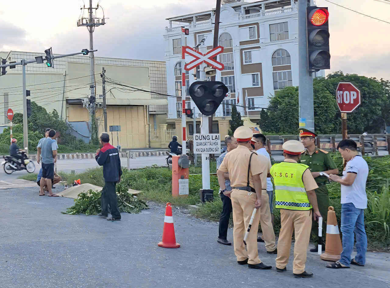 The scene of the accident that killed the motorbike driver. Photo: Dieu Anh