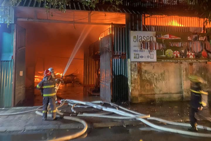 Les forces de l'ordre se precipitent pour eteindre l'incendie. Photo : Duc Chung
