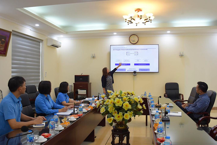 Mme Christina Hajagos Clausen partage son experience en matiere de promotion des salaires suffisants pour vivre par le biais de negociations collectives au niveau sectoriel. Photo : Thu Mai