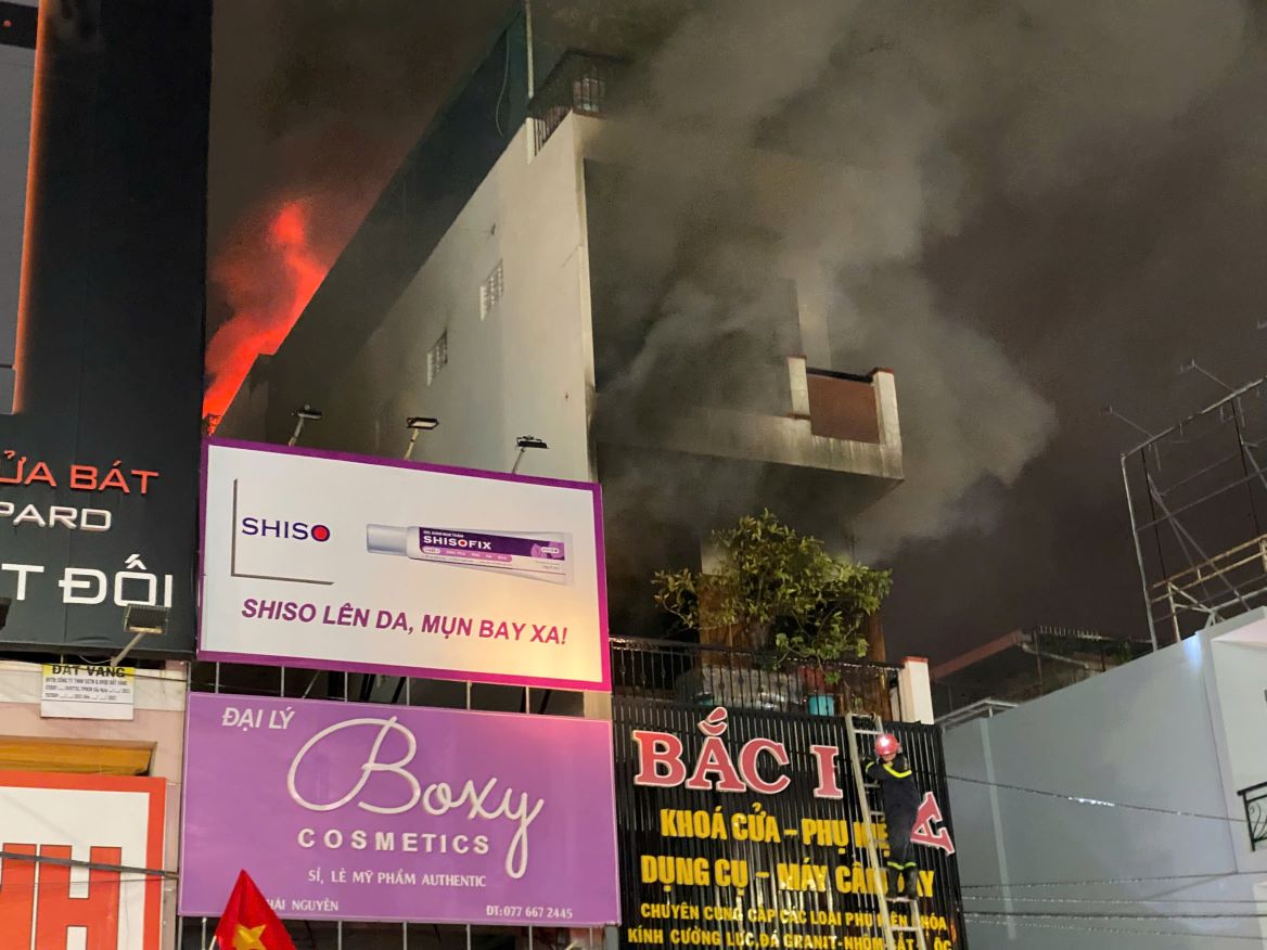 The scene of the fire was on fire, with smoke in the clouds. Photo: Huu Long