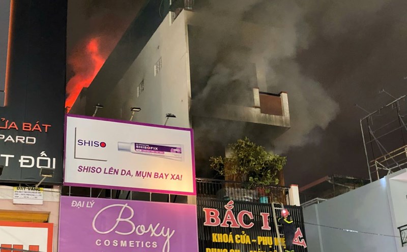 The scene of the fire was on fire, with smoke in the clouds. Photo: Huu Long