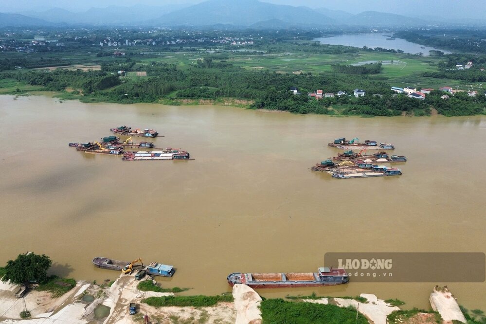Muc nuoc tren song Lo phu thuoc vao su dieu tiet cua cac thuy dien o tuyen tren. Anh: To Cong.