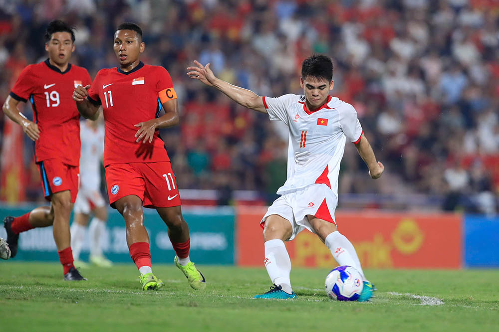 U23 Vietnam (white shirt) won a hard-fought victory over U23 Singapore. Photo: Minh Dan
