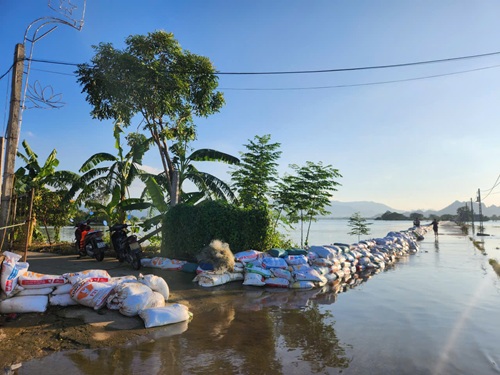 Mot so thon, xom ngoai thanh Ha Noi van trong vong vay nuoc lu ngay 3.9. Anh: Minh Hanh