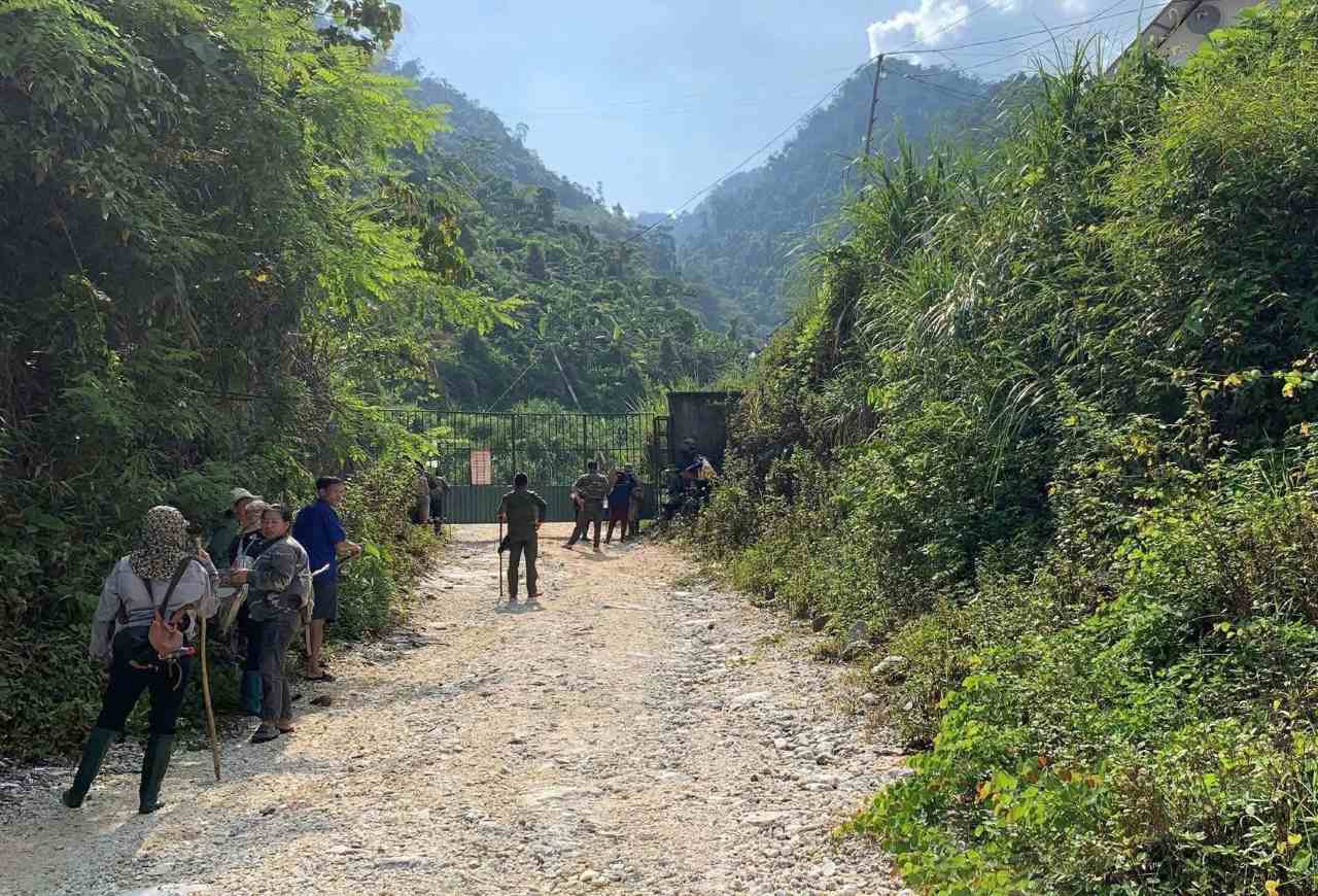 Người dân đến trụ sở công ty phản đối hoạt động khai thác đá tại khu vực giáp danh vào tháng 8.2025. Ảnh: NDCC.