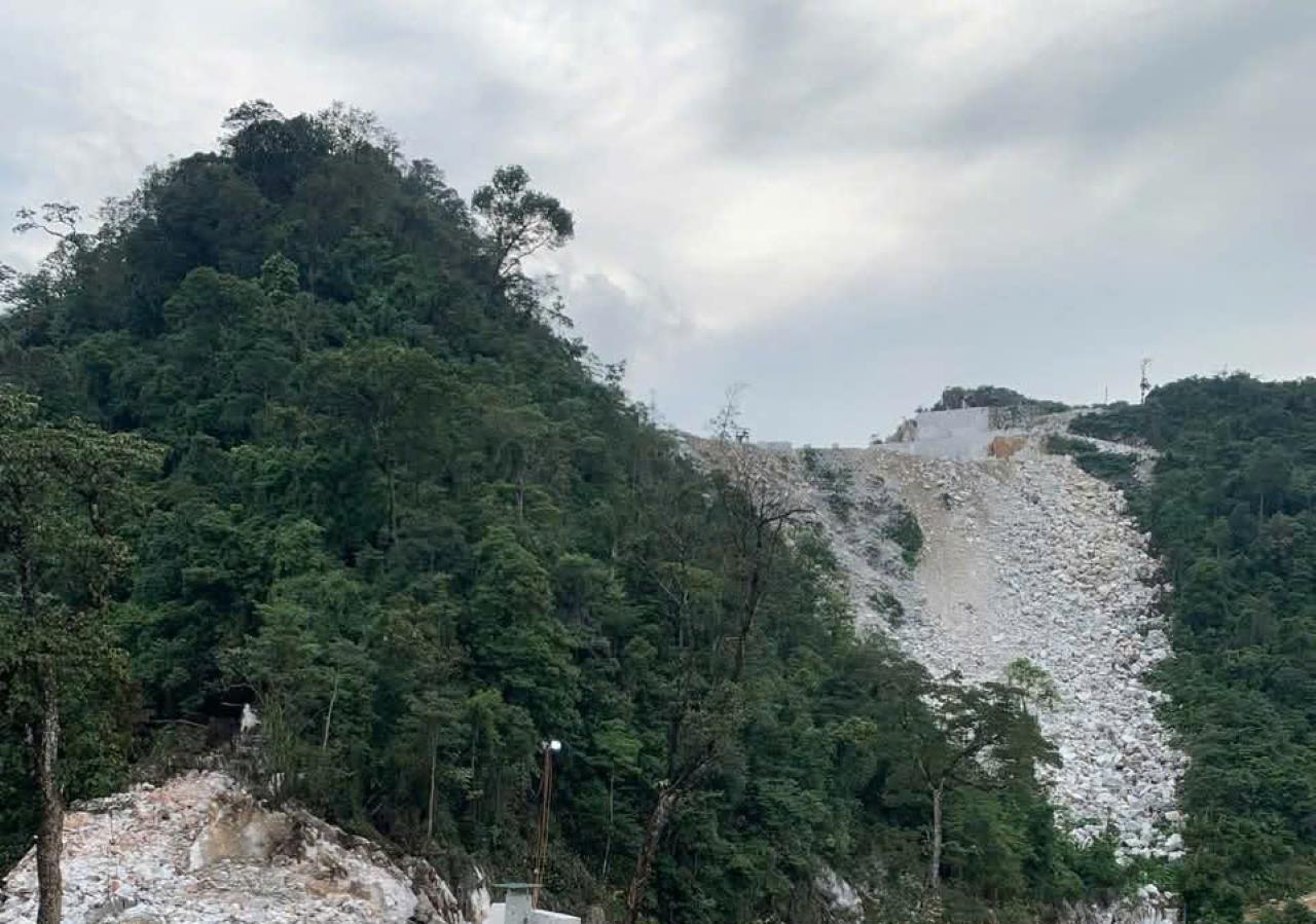 Khu vực đỉnh núi đã bị cắt bằng để khai thác. Ảnh: NDCC