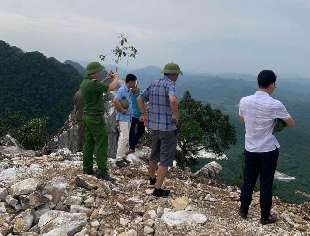 Đoàn kiểm tra của UBND đi thực địa tại khu vực mỏ tiếp giáp thôn Khau Dự. Ảnh: UBND xã Mường Lai.