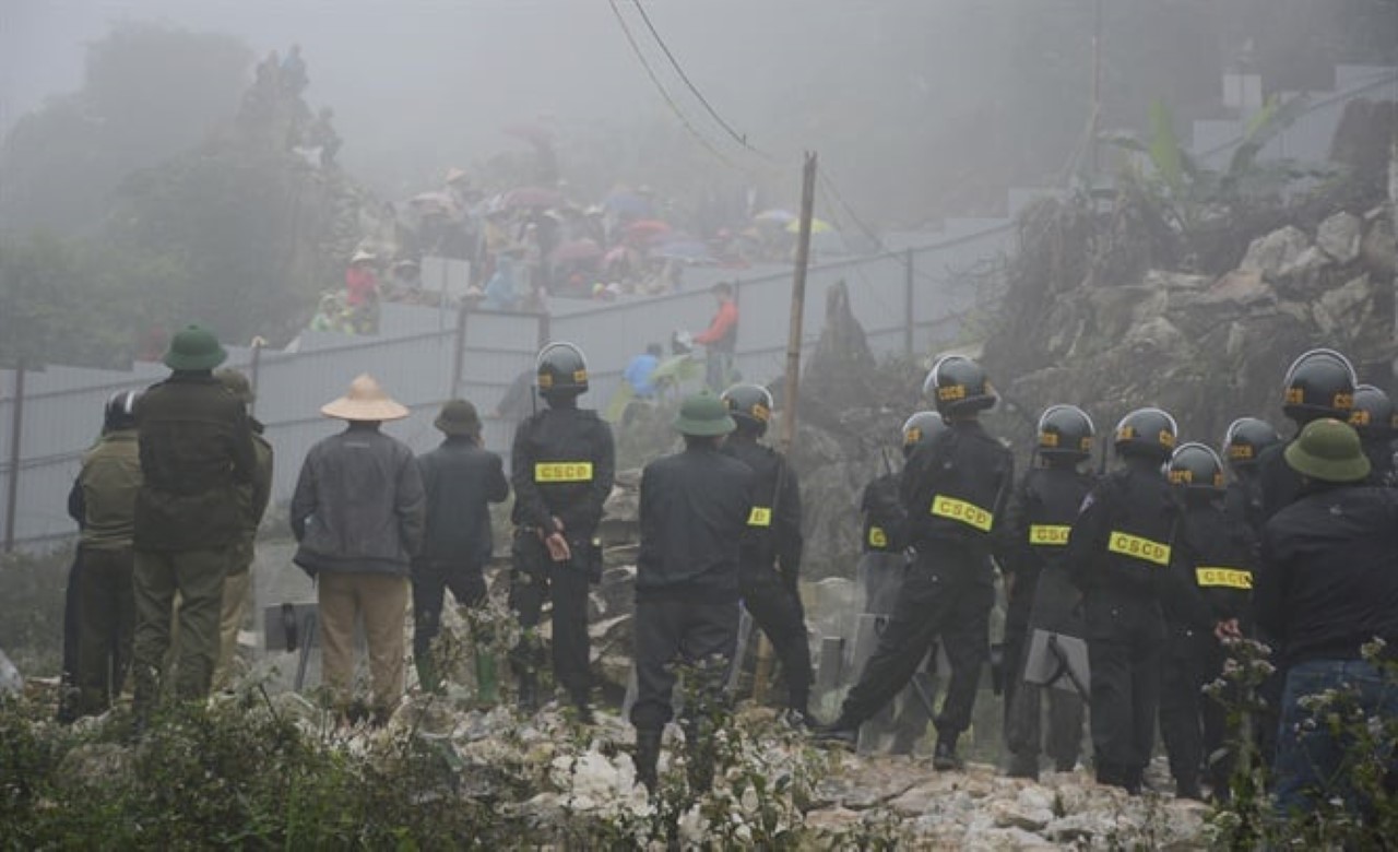 Người dân thôn Khau Dự tụ tập bên ngoài hàng rào phản đối Công ty Việt Long năm 2018. Ảnh tư liệu.