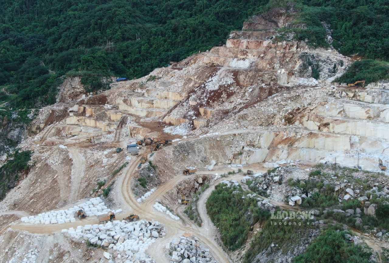 Người dân lo ngại quá trình khai thác khiến rừng bị tàn phá, nguồn nước đầu nguồn bị cạn kiệt. Ảnh: Văn Đức.