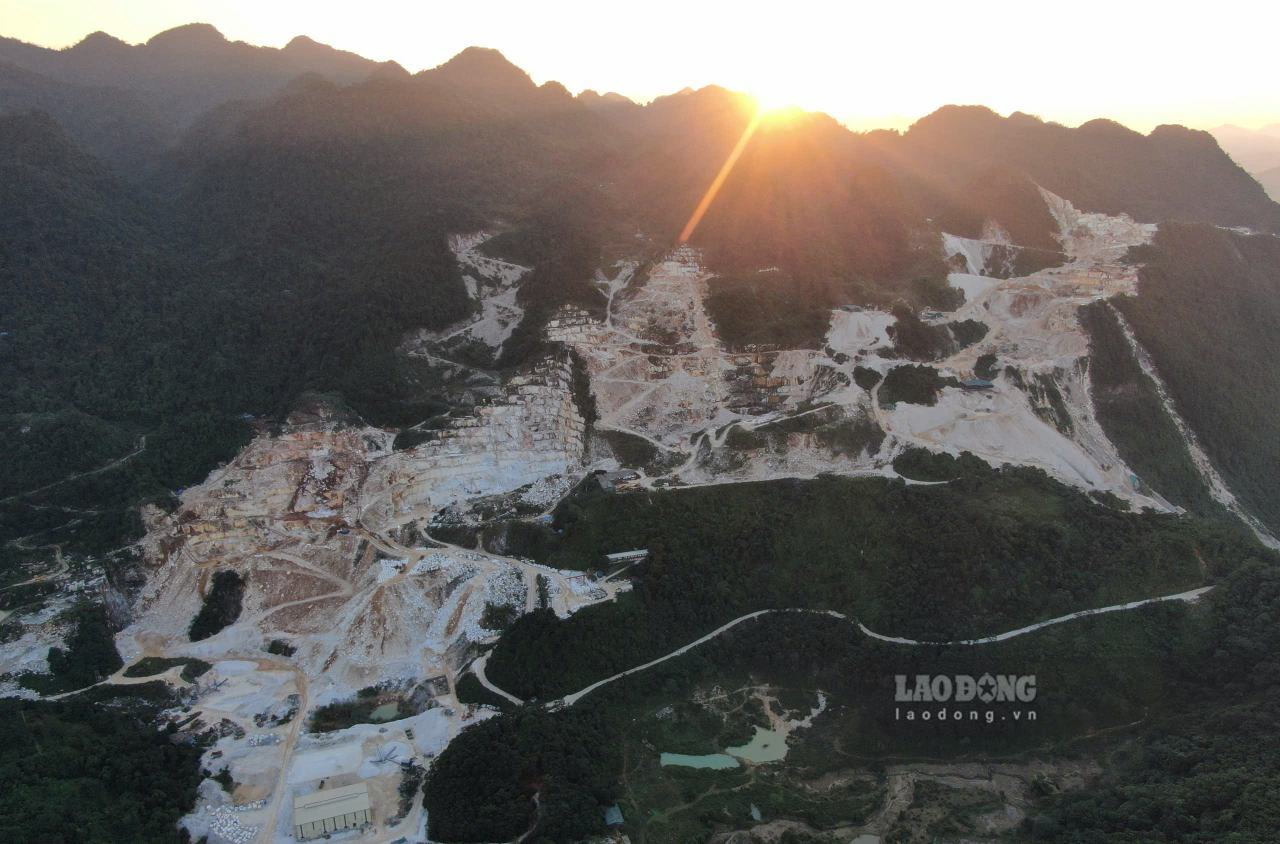 Khu vực thôn Cốc Bó, xã Liễu Đô tập trung nhiều doanh nghiệp khai thác đá cùng trên một dãy núi. Ảnh: Văn Đức.