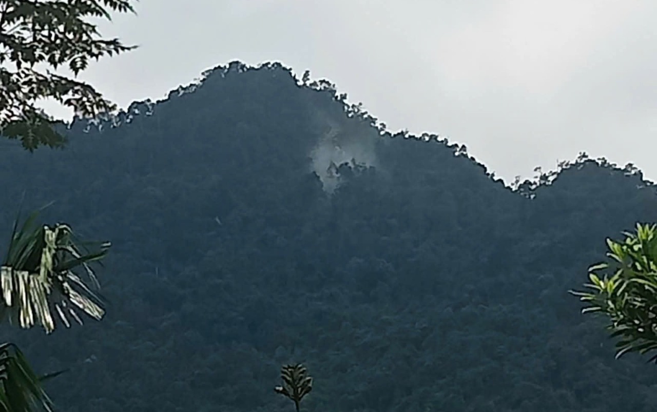 Việc khai thác khiến đá lăn xuống chân núi. Ảnh: NDCC